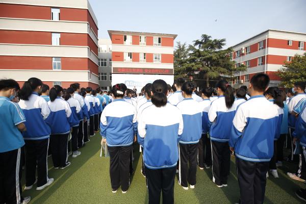 地震逃生常演練 安全自救記心間——咸陽市高新一中開展防震減災(zāi)安全疏散演練活動