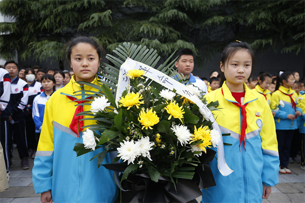 傳承紅色基因 緬懷革命先烈——咸陽(yáng)市高新一中開(kāi)展清明祭英烈活動(dòng)