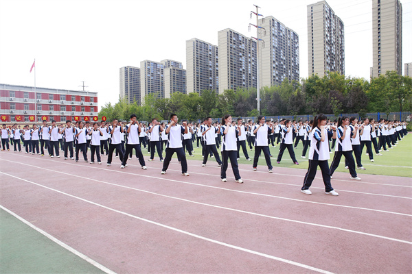 磨礪青春 升華自我——咸陽市高新一中“軍事訓練暨國防教育”結(jié)營儀式圓滿落幕