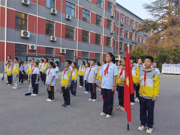 咸陽市高新一中小學部舉辦“我為校園換新裝”勞動實踐活動